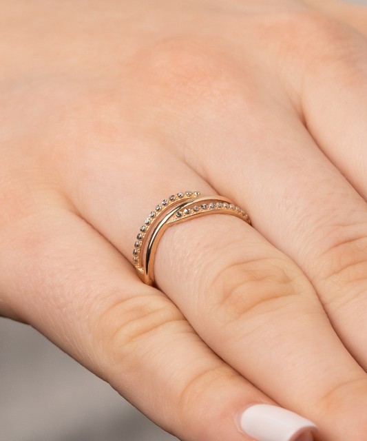 Kultasormus zirkoneilla