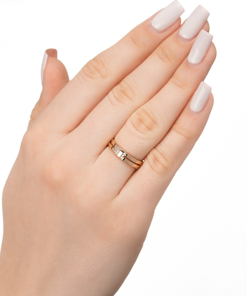 Kultasormus zirkoneilla