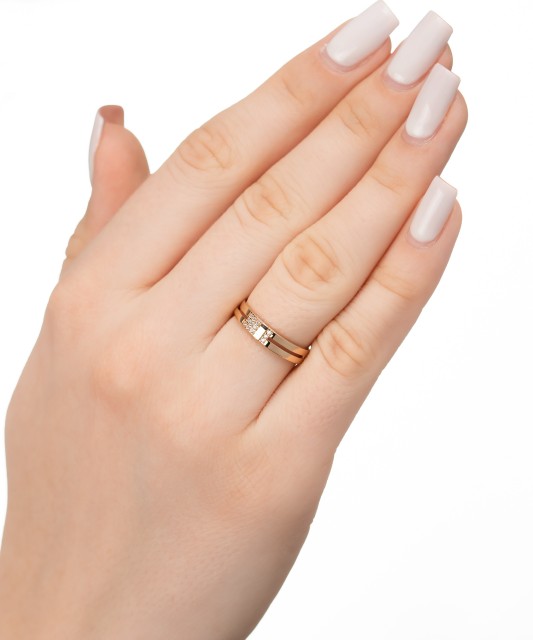 Gold ring with zircons