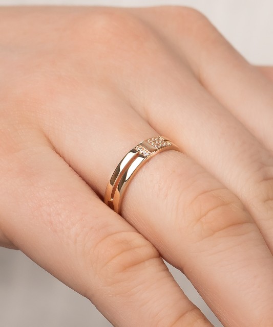 Gold ring with zircons