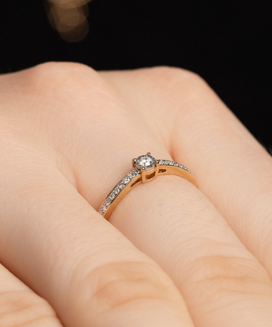 Gold ring with diamonds