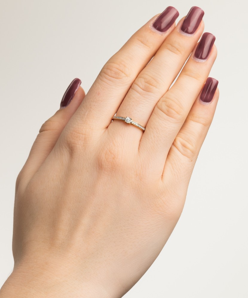 Gold ring with diamonds