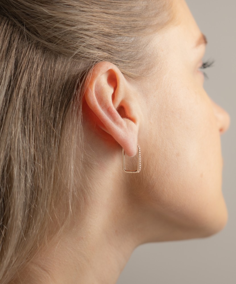 Gold earrings with zircons