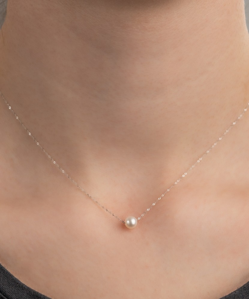 White gold chain with pearl pendant