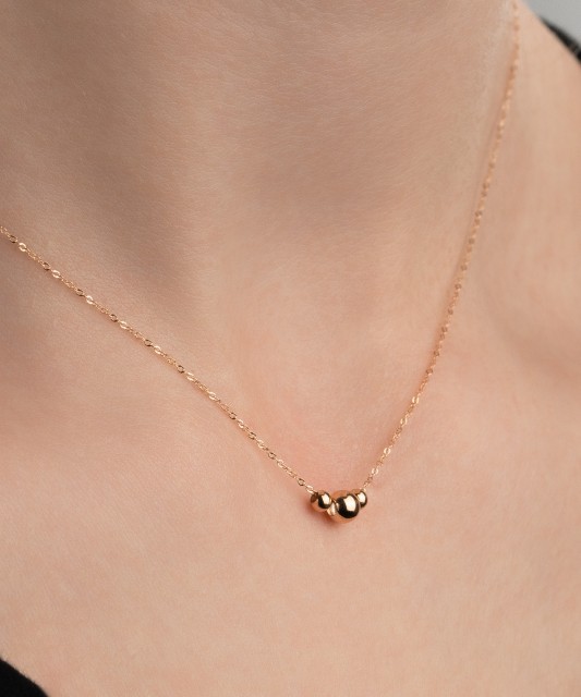 Gold chain with pendant