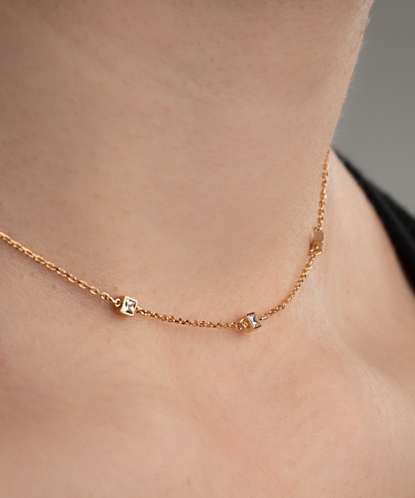 Kultainen kaulakoru zirkonia riipuksilla