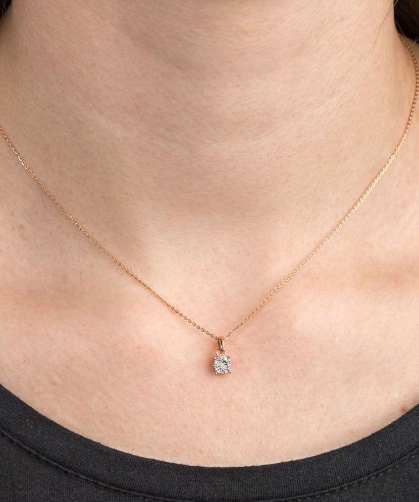 White gold pendant with diamonds