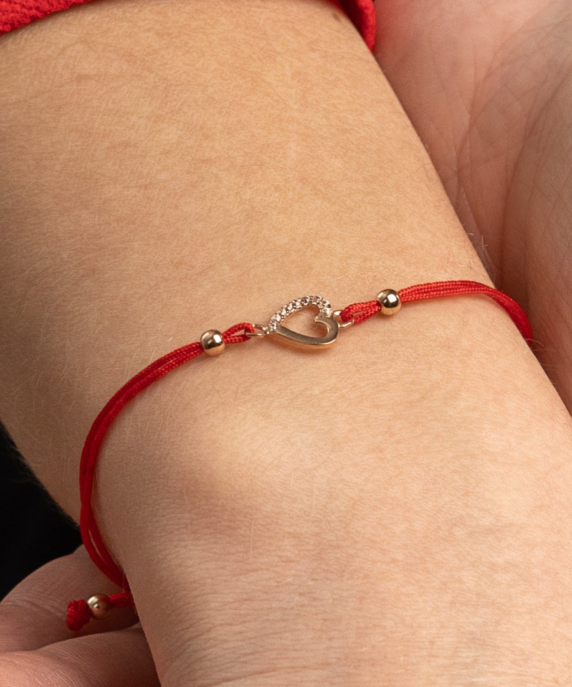 Red string bracelet with gold pendant "heart"
