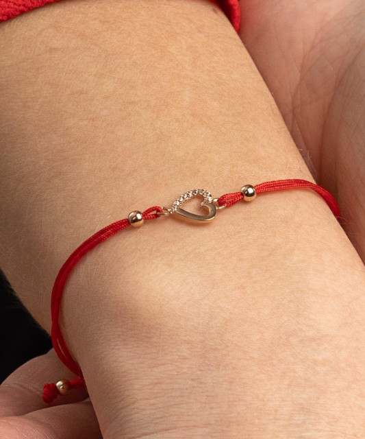 Red string bracelet with gold pendant "heart"