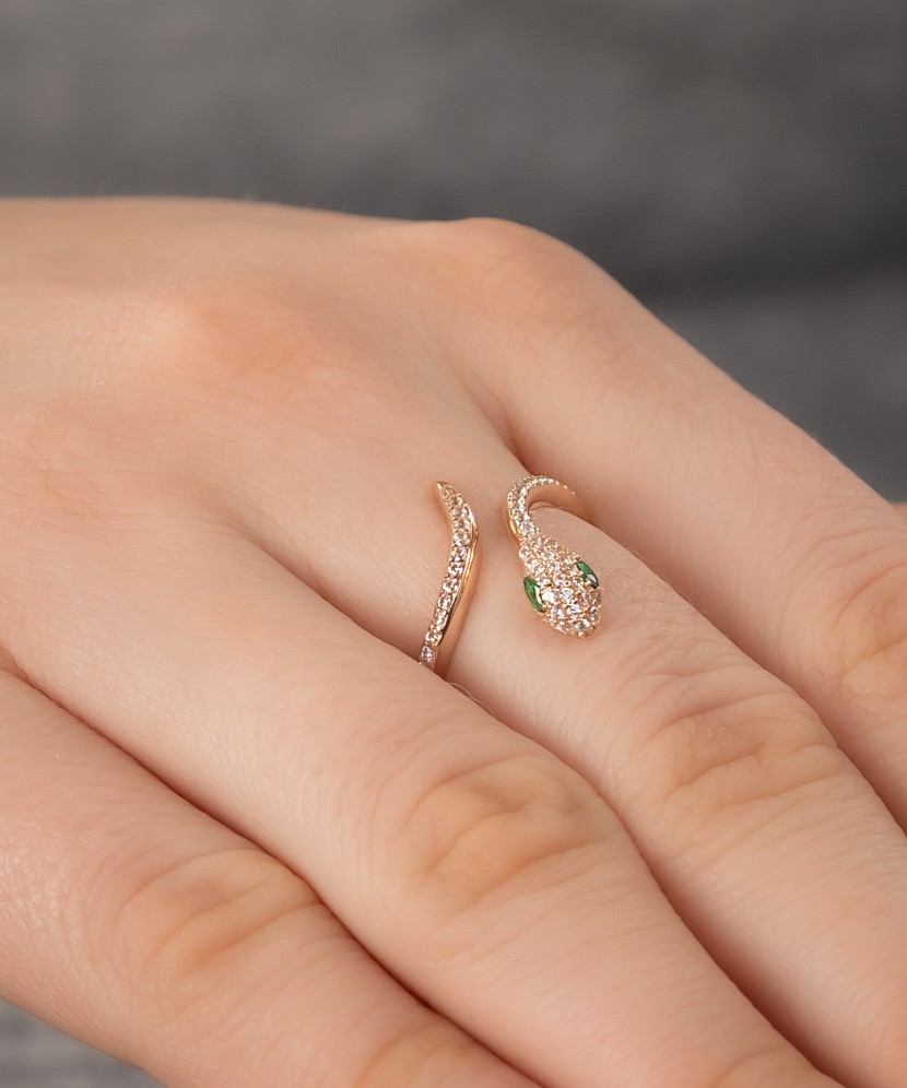 Kultasormus zirkoneilla