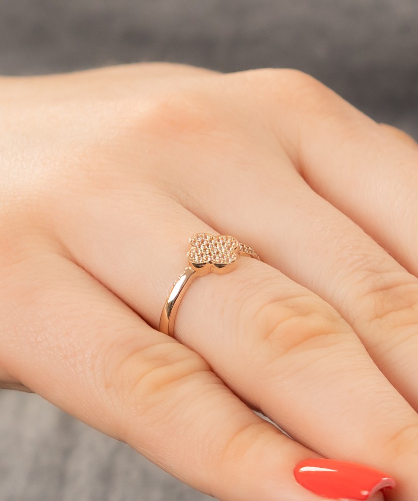 Gold ring with zircons