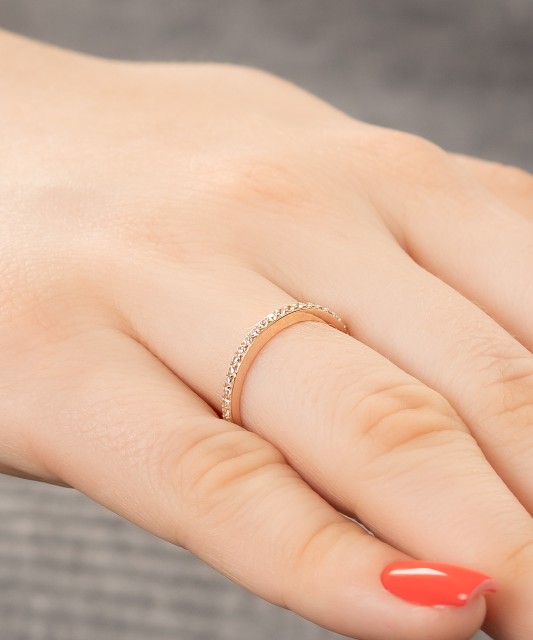 Kultasormus zirkoneilla