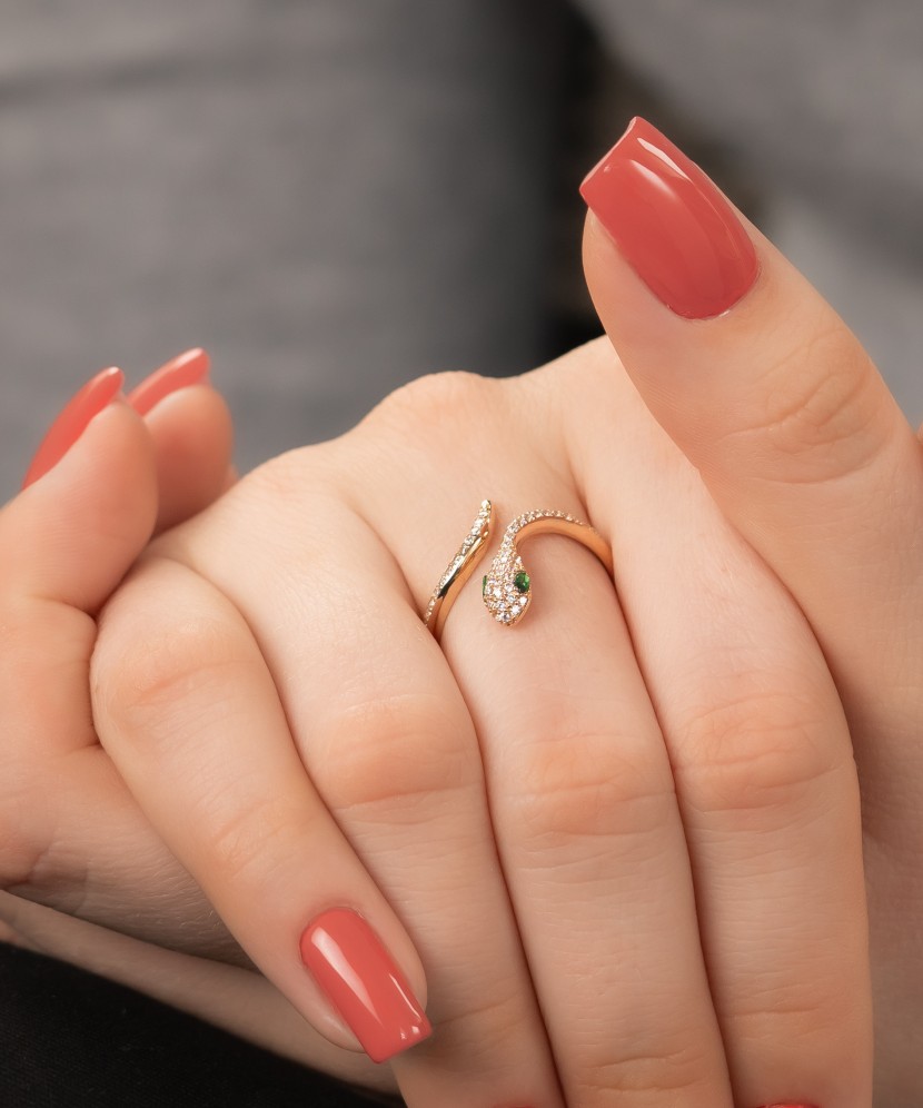 Gold ring with zircons