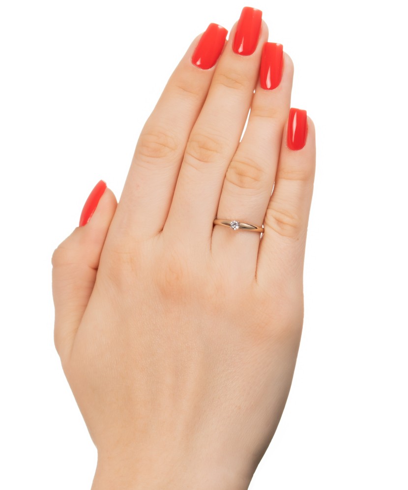 Gold ring with zirconium