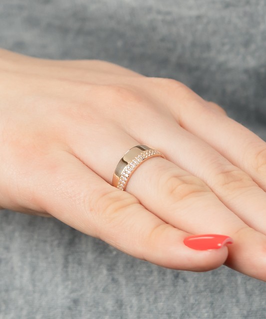 Kultasormus zirkoneilla