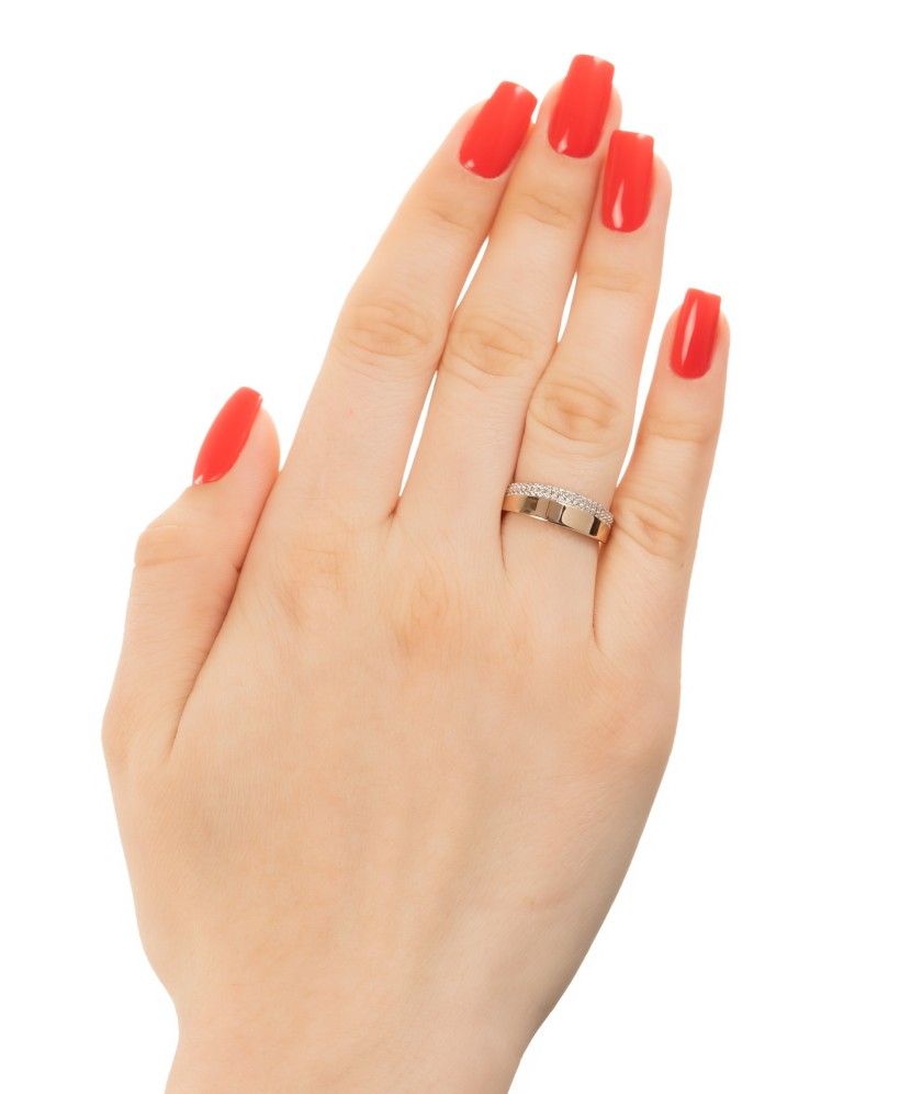 Kultasormus zirkoneilla