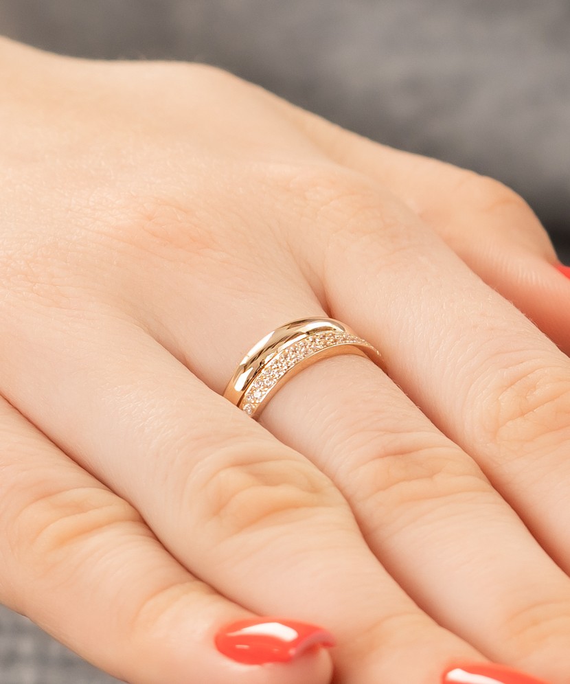 Gold ring with zircons