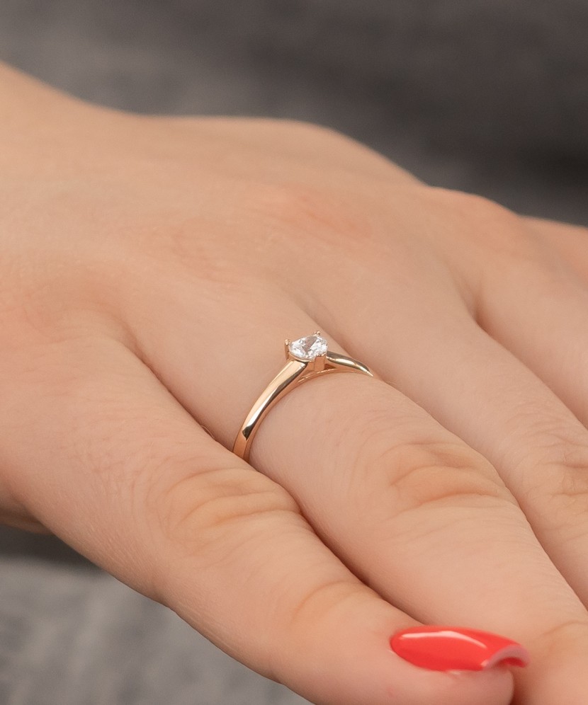 Kultasormus zirkonialla