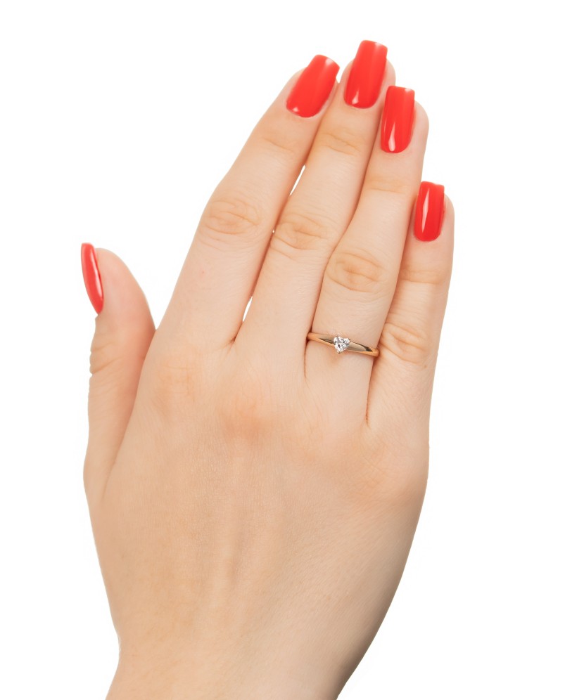 Kultasormus zirkonialla