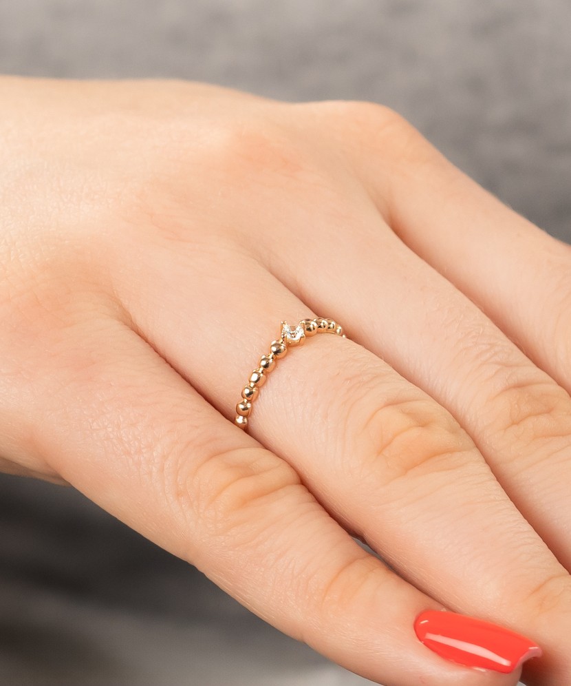 Gold ring with zirconium