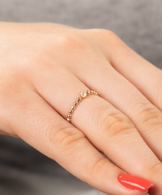 Gold ring with zirconium