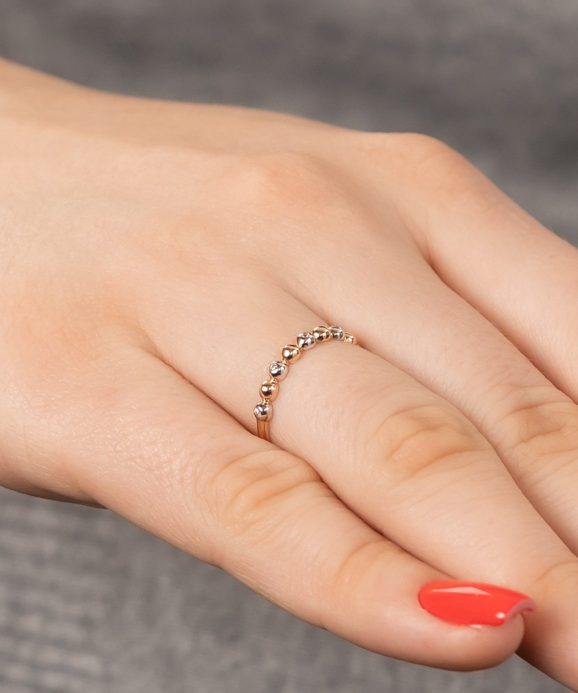 Gold ring with zircons