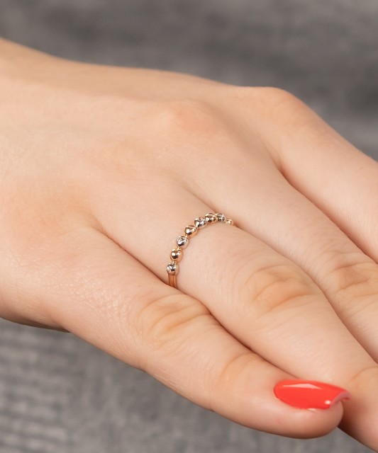 Gold ring with zircons