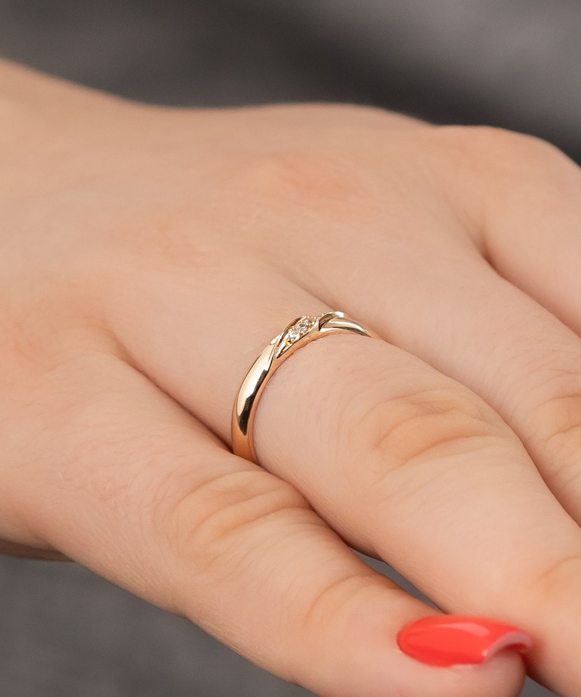 Gold ring with zircons