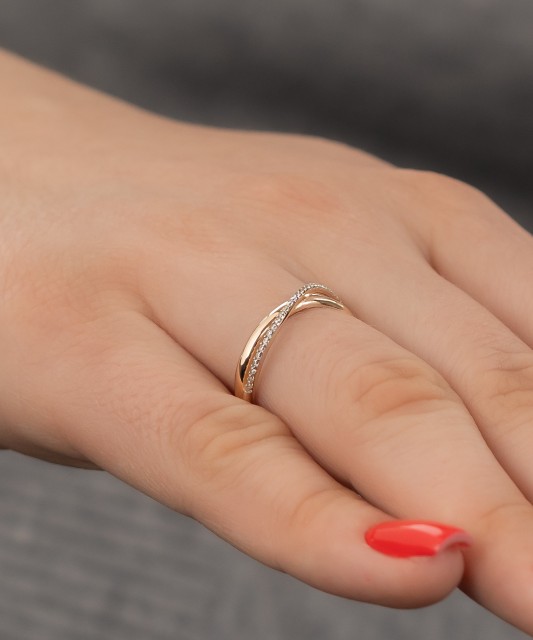 Gold ring with zircons