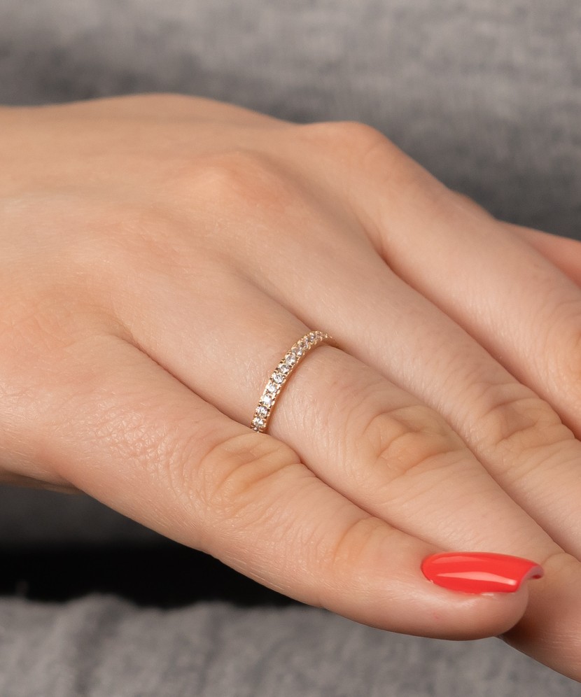 Gold ring with zircons