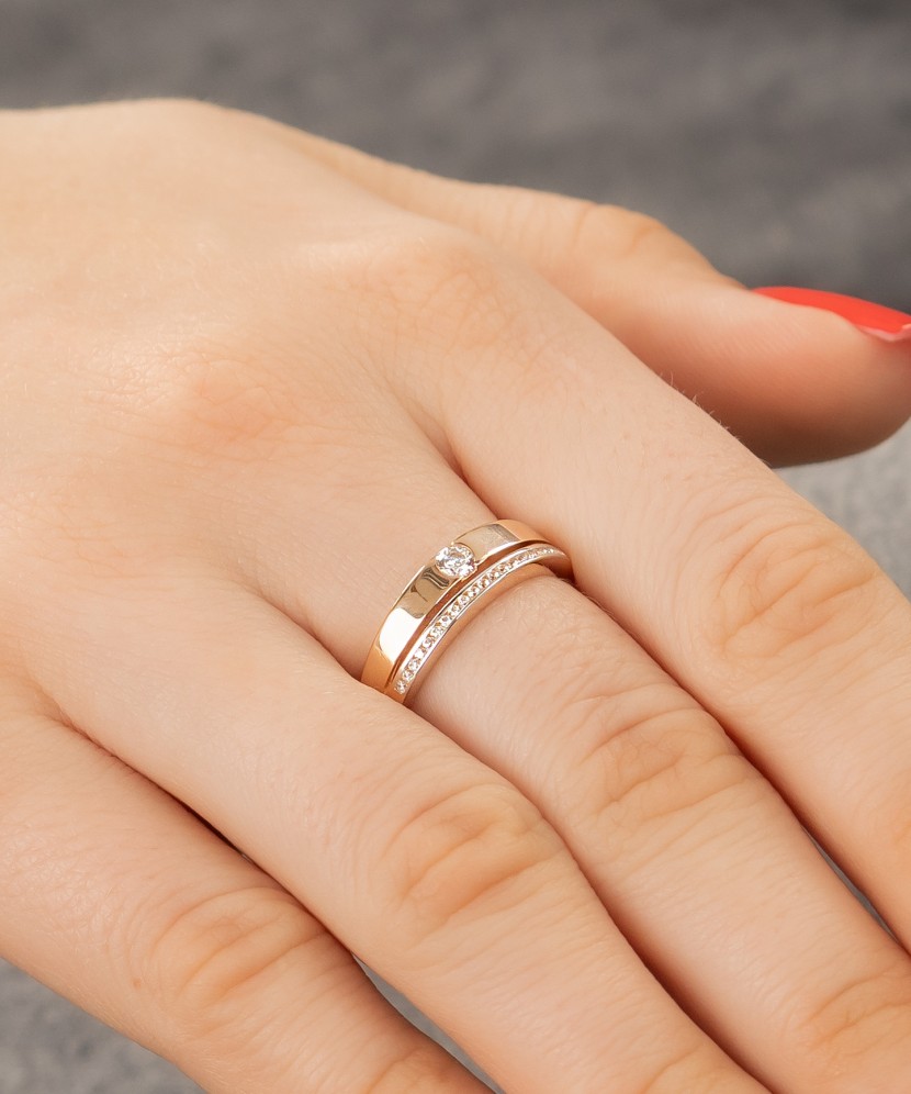 Gold ring with zircons