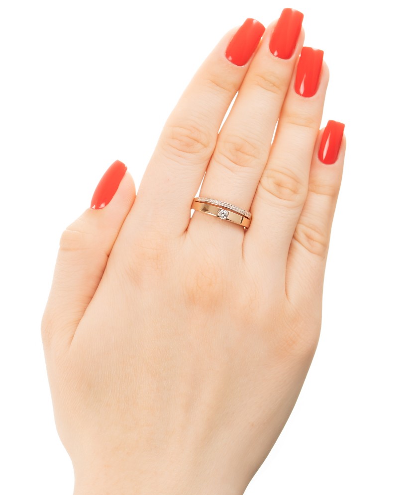 Kultasormus zirkoneilla