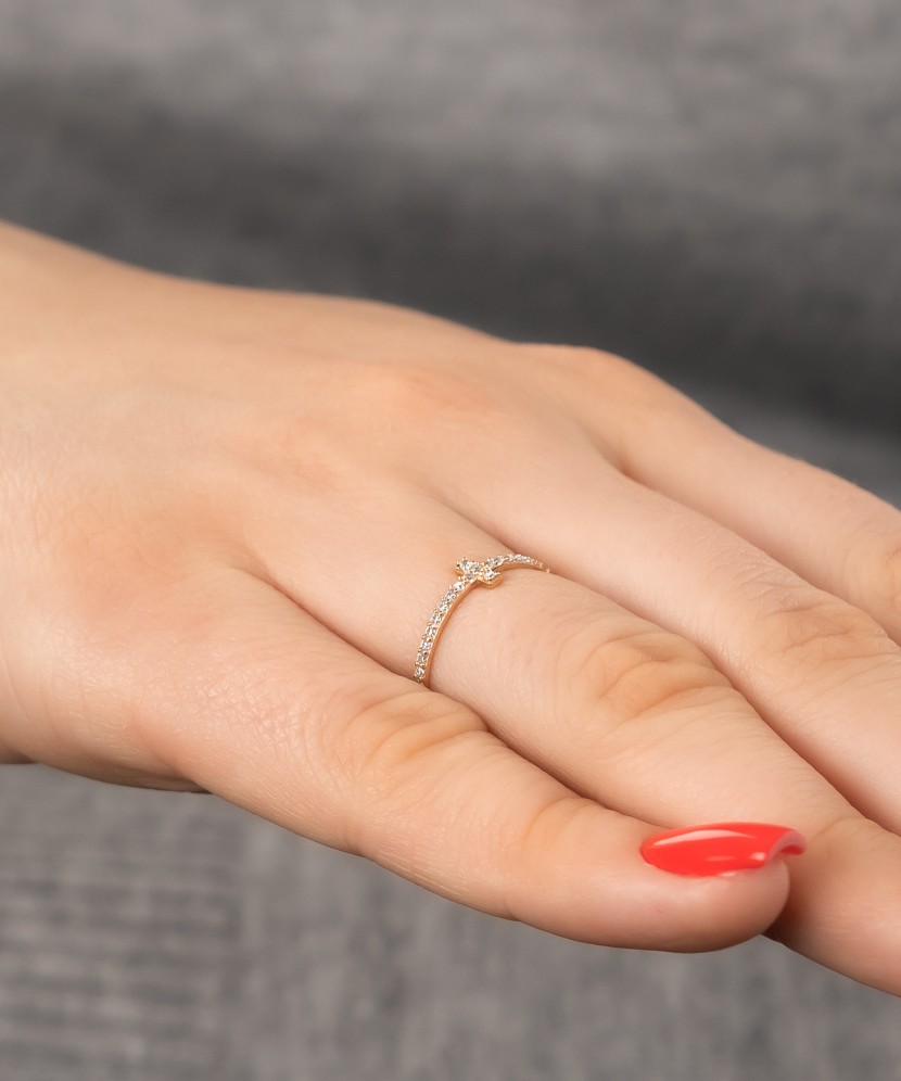 Kultasormus zirkoneilla