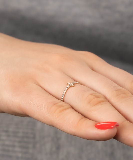 Gold ring with zircons