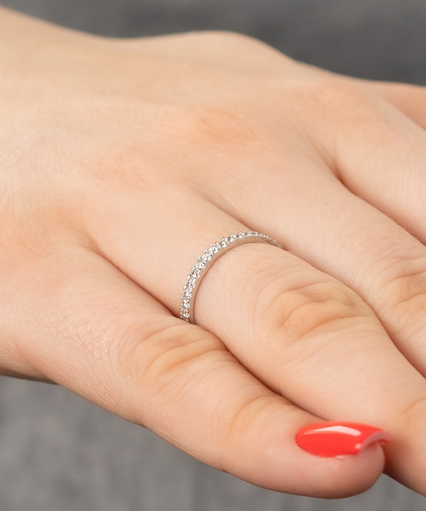 Valkokultasormus zirkoneilla