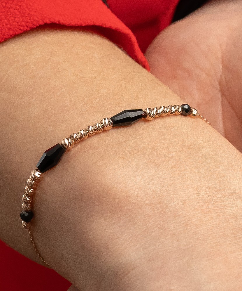 Gold bracelet with onyx