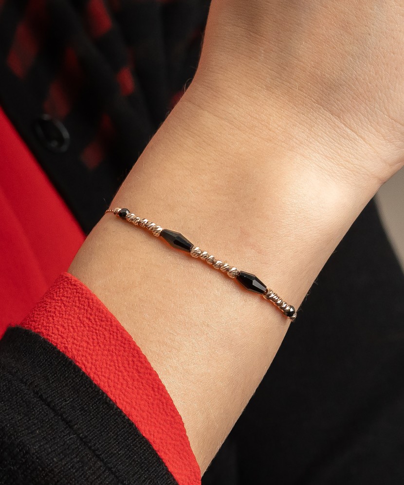 Gold bracelet with onyx