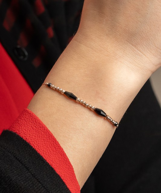 Gold bracelet with onyx