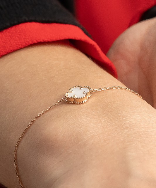 Kultainen helmiäinen rannekoru