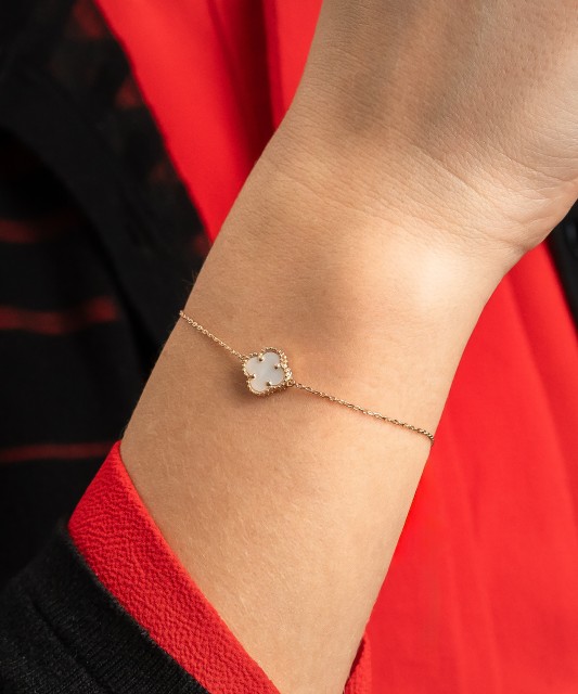 Gold bracelet with mother-of-pearl