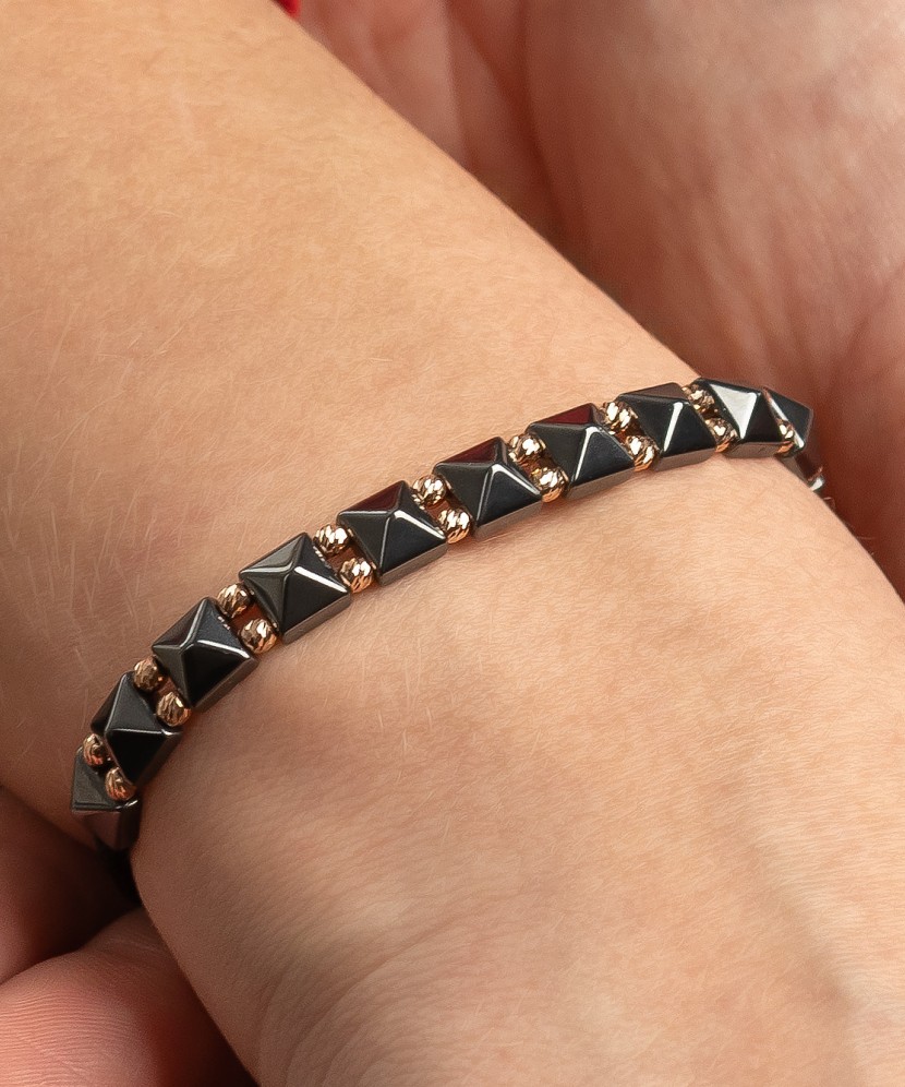 Musta lanka Ranneko rukullan kanssa ja hematiiteilla