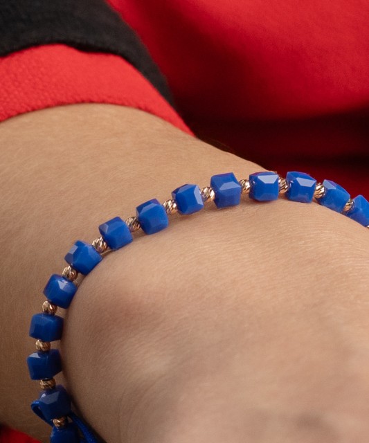 Blue stringbracelet with gold and onyxes