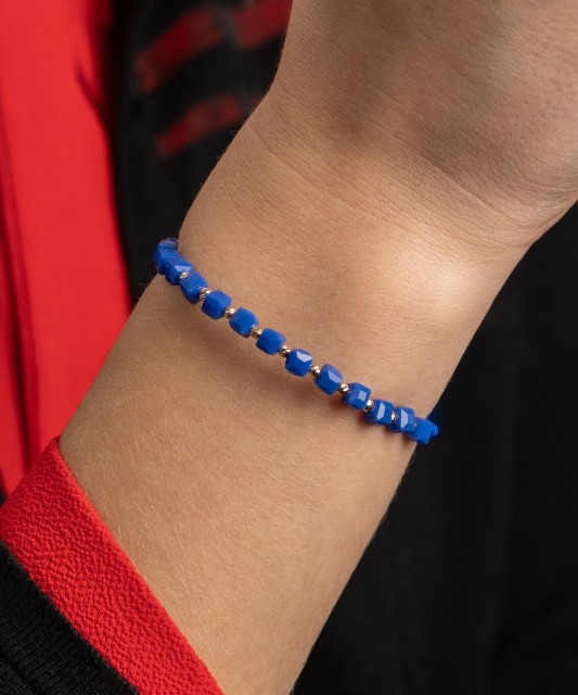 Sininen tarjoaa rannekorun kullan kanssaja onyxilla