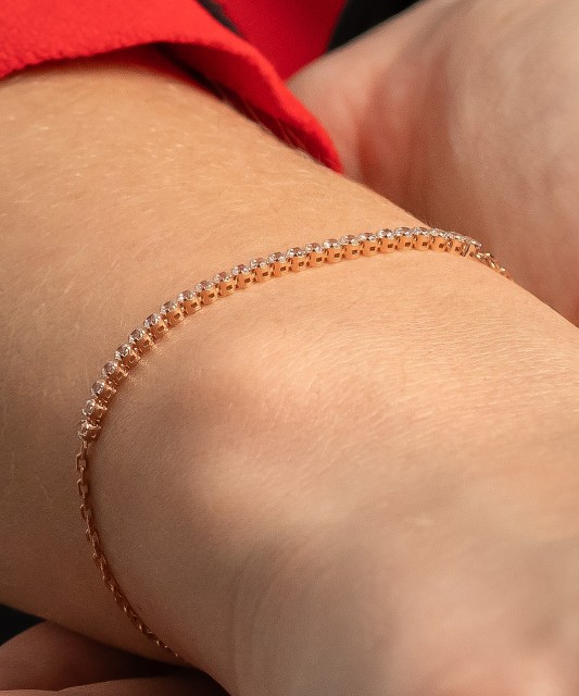 Kultainen rannekoru zirkoneilla