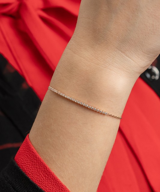 Kultainen rannekoru zirkoneilla