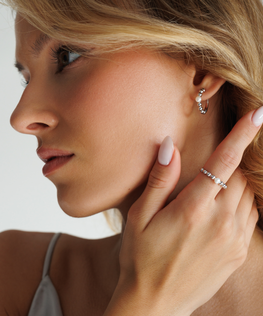 Sterling silver ring with pearl and zircons