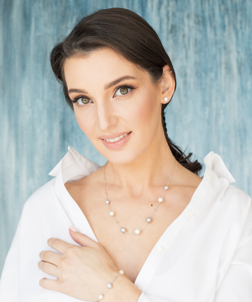 Rannekoru helmillä ja hopealla