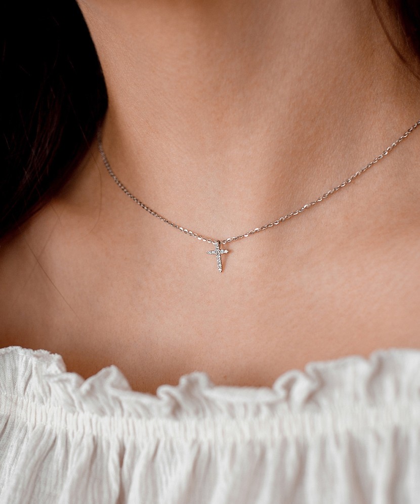 White gold chain with diamond pendant