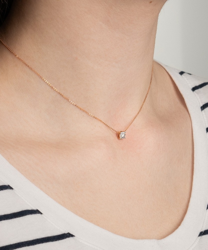 Gold chain with diamond pendant