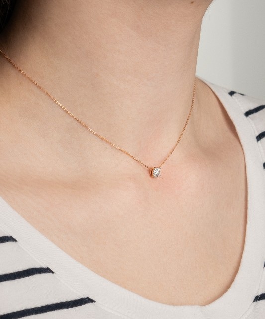 Gold chain with diamond pendant